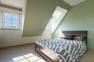 <p>Deze villa in de dorpskern van Sint-Ulriks-Kapelle biedt een combinatie van ruimte, degelijkheid en hedendaags confort. Ze is gelegen op een prachtig perceel van 15 are 7 centiare met prachtig zicht op een groene zone, op een uiterst rustige en discrete locatie, doch nabij invalswegen, winkels en andere voorzieningen.</p><p>Doorheen de jaren werd deze woning op verscheidene vlakken vernieuwd en gemoderniseerd (o.a. dakrenovatie, installatie warmtepomp, PV-panelen en meer). Dit leidt tot een gunstig EPC-label B, de charme van deze statige woning gaat zo hand in hand met energiezuinigheid.</p><p>Bij het betreden van de woning wordt u verwelkomd in een ruime inkomhal met vestiaire en een gastentoilet. De ruime leefruimte in L-vorm en met zicht op de tuin en zwembad zijn verbonden aan de half-open geinstalleerde keuken. Hier is voldoende ruimte voor een groot salon en een ruime eetplaats.</p><p>Op het gelijkvloers bevindt zich bovendien één slaapkamer met dressing, deze ruimte leent zich ook als bureau, praktijkruimte of hobbykamer. Hierdoor biedt de woning ook mogelijkheden voor wie wonen en werken wenst te combineren.</p><p>De eerste verdieping omvat vier ruime slaapkamers, een badkamer, een aparte douchekamer en een bijkomend toilet met praktische berging. Een kelder met technieken hoek en inpandige garage voor één wagen zijn extra bergplaatsen. Daarnaast beschikt de woning over ruime parkeermogelijkheden vooraan.</p><p>Buiten vormt het zonnige terras de ideale plek om tot rust te komen en volop te genieten van de prachtig aangelegde tuin met open verzicht en volledige privacy. Het zwembad en het zonnig terras creëren een echt vakantiegevoel in eigen huis.</p><p>Met enkele lichte opfrissingswerken maakt u van deze stijlvolle woning een absolute parel op een rustige locatie in Sint-Ulriks-Kapelle. Een unieke opportuniteit voor wie op zoek is naar een ruime en karaktervolle villa met hedendaags comfort en een prachtige buitenbeleving.</p>
