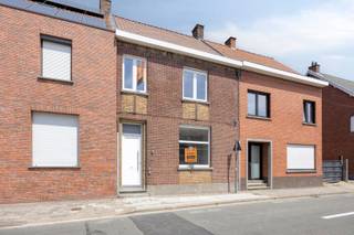 www.driesstraat103.beOp een boogscheut van het centrum, in een geliefde straat vanwege de rust en bereikbaarheid, heb je de kans deze compleet gerenoveerde woning op de kop te tikken. De woning beschikt over een grote, diepe tuin met fietsuitweg, wat eveneens ideaal is voor afvoer van tuinsnoeisel. Via de inkomhal met classy zwarte trap, kom je aan in de leefruimte. De zon piept hier de dag door het huis binnen, waardoor je een overvloed aan licht hebt. Achter de zithoek en leefruimte, kom je aan in de uiterst gezellige keuken met tuinzicht en praktische mezzanine. De wasplaats en technische berging zit centraal. De traphal omvat het eerste toilet. Het 2e toilet vind je in de fraaie badkamer met douche en dubbele wastafel op de 1e verdieping. Deze verdieping telt verder 2 grote slaapkamers. Ga je via de vaste trap naar de dakverdieping, dan kom je uit op de masterbedroom. We plaatsten bij wijze van teaser al eens wat gezellige sfeerfoto's om je te doen wegdromen van je nieuwe thuis! Interesse? Kom deze woning ontdekken op 15/07 na afspraak!