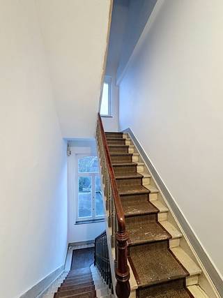 Ontdek deze ruime karakteristieke woning, ideaal gelegen in Elsene, met twee typische gevels en een royale oppervlakte van meer dan 250 m²...