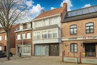 Ruime woning met 3 slaapkamers en commerciële mogelijkheden in het centrum van Beerse - GEEN renovatieplicht! <br /><br />Ontdek deze veelzijdige eigendom gelegen in een bloeiende handelskern, dat momenteel ingericht is als kapsalon. Deze ruimte biedt een unieke gelegenheid voor ondernemers om hun eigen commercieel concept te realiseren. Bent u op zoek naar een woning in het centrum van Beerse, maar heeft u geen behoefte aan een commerciële ruimte? Dan kunt u deze verhuren en extra inkomsten genereren (mits functiewijziging). <br /><br />Naast het handelsgedeelte beschikt de woning over een ruim en comfortabel woongedeelte op de eerste en tweede verdieping. De woning heeft een aparte ingang via de inpandige garage. Op de eerste verdieping leidt de inkomhal, met een apart toilet en vestiaire, u naar de charmante en lichtrijke woonkamer met eet- en zitgedeelte. Aangrenzend ligt de keuken, uitgerust met een nieuw inductievuur en twee nieuwe koelkasten, en met uitzicht op de tuin. Daarnaast heeft u op deze verdieping toegang tot een gezellig overdekt terras. <br /><br />Op de tweede verdieping bevindt zich een badkamer met ligbad, douche, wastafel en wasruimte, momenteel opgesplitst in twee ruimtes. Er is een mogelijkheid om er één geheel van te maken. Daarnaast zijn er 3 slaapkamers op deze verdieping. Op deze verdieping heeft u toegang tot een tweede terras. Via het zolderluik bereikt u de ruime zolder, die naar wens afgewerkt kan worden volgens uw eigen behoeften. <br /><br />Er werd recent een nieuwe boiler geplaatst.<br /><br />Verder beschikt deze woning over een mooie tuin met terras. <br /><br />Troeven:<br />- geen renovatieplicht<br />- gelegen in een bloeiende handelskern <br />- Voldoende parkeerplaats en inpandige garage <br />- Eindeloze mogelijkheden tot inrichting van de woonst en het handelsgedeelte