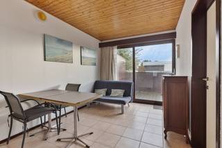 In het vakantiepark de Grote Zeemeeuwen, palend aan het natuurreservaat de Doornpanne, bevindt zich deze vakantiewoning.De tuin is zuidgericht waar...