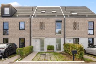 Deze moderne rijwoning uit 2021 is gelegen aan het einde van een doodlopende straat in een fijne woonwijk in Hombeek. De recente woning combineert hedendaags wooncomfort met energiezuinige technieken. Parkeren kan eenvoudig dankzij de ruime oprit en de vele parkeermogelijkheden in de straat. <br /><br />De woning beschikt over een inkomhal met gastentoilet en een ruime, lichtrijke leefruimte met open keuken. Dankzij de grote raampartijen geniet je hier van een mooi zicht op de zuidgerichte stadstuin en het terras. Een praktische extra troef is de toegang tot het perceel via de gedeelde binnentuin achteraan, ideaal voor het stallen van fietsen.<br /><br />Op de eerste verdieping bevinden zich drie volwaardige slaapkamers, een centrale badkamer, een toilet en een aparte wasplaats. De zolderverdieping werd volledig ingericht als woonruimte en doet momenteel dienst als ruime, lichtrijke master bedroom met apart toilet en extra bergzolder.<br /><br />Voor meer informatie of een bezoek kunt u ons steeds contacteren op het nummer 015/21.21.21 of via olivier.lievens@imovastgoed.be.<br />En als u zich afvraagt wat uw eigen woning waard is, neem dan gerust contact op voor een gratis waardebepaling.