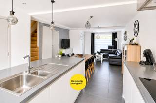 Via de Postwegel nabij de Stationsstraat van Gistel kan men deze recente en volledig instapklare woning terugvinden! Door zijn centrale en rustige ligging zijn alle nodige winkels, scholen en het openbaar vervoer op wandelafstand te bereiken! De woning beschikt op het gelijkvloers over een toffe inkomhal met apart gastentoilet, een ruime en gezellige leefruimte met een aanpalende open en volledig uitgeruste keuken en een wasberging met alle nodige aansluitingen en voorzieningen. Op de bovenverdieping beschikt de woning over 3 ruime slaapkamers en een badkamer met mooie inloopdouche en dubbele lavabo. Tevens beschikt de woning over nog heel wat mooie troeven zoals een zonnige achtertuin met terras en een gemeenschappelijke fietsenberging voor de vier woningen! Huurprijs €1.035 per maand. Beschikbaar vanaf 15-08-2026! Vraag nu uw bezoek aan tijdens ons bezoekmoment van zaterdag 08-08 tussen 14u en 17u! Op afspraak! Vg, Wg, Gmo, Gvkr, Vv ~ Ref. MI24980