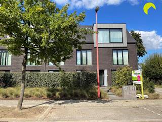 <p><span>Cet appartement de plain-pied aux finitions de haute qualité est situé dans un environnement calme et verdoyant, tout en étant proche du centre, à la frontière de Lint/Duffel/Kontich.</span></p><p><span>Il s'agit d'un immeuble moderne datant de 2016, offrant tout le confort nécessaire. Chaque appartement dispose de sa propre place de parking privée dans le carport situé à l'arrière du bâtiment.</span></p><p><span> </span></p><p><span>L'immeuble dispose également d'un local à vélos commun, d'un ascenseur ainsi que d'une spacieuse cave privative !</span></p><p><span>L'entrée commune permet d'accéder à l'appartement situé au rez-de-chaussée à gauche. À l'arrière, celui-ci dispose d'un jardin privatif et d'une grande terrasse couverte offrant une magnifique vue verdoyante.</span></p><p><span>L'agréable espace de vie avec sol carrelé comprend une cuisine ouverte, entièrement équipée avec des meubles de rangement, une plaque de cuisson électrique avec hotte, un réfrigérateur avec tiroirs congélateurs, un lave-vaisselle et un four combiné.</span></p><p><span>La cuisine est suivie d'un débarras pratique avec raccordements pour machine à laver et sèche-linge à condensation.</span></p><p><span>Le hall dispose d'un vestiaire pratique ainsi que d'un WC séparé avec lave-mains.</span></p><p><span>La salle de bains moderne est équipée d'un meuble double lavabo avec miroir, d'une baignoire, d'une douche à l'italienne séparée et d'un sèche-serviettes.</span></p><p><span>L'appartement dispose de 2 chambres, toutes deux avec un sol carrelé neutre.</span></p><p><span> </span></p><p><span>Par une entrée latérale située à côté de l'immeuble, vous pouvez accéder au carport et au local à vélos. L'ascenseur permet d'accéder au niveau -1, où se trouve également une cave privative.</span></p><p><span>Provision mensuelle pour les charges communes : 60 (électricité des parties communes, entretien de l'ascenseur, du couloir et du jardin, minuterie).</span></p><p><span>Garantie locative : 3 mois<br />État des lieux : 225 <br />Disponible à partir du 1er décembre 2026 !</span></p><p><span>PEB : 135 kWh/m² (niveau E : 68)</span></p><p><span> </span></p><p><span>Pour une visite sur place, veuillez contacter habicom au 03 449 42 41 ou consulter www.habicom.be</span></p>