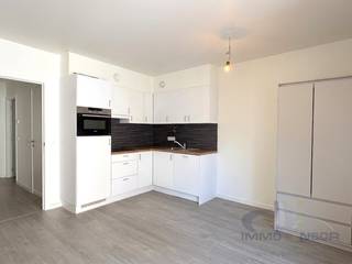 Investeerders opgelet! Deze recente studio in Chateau Amandine ligt op een aangename locatie tussen het Petrus en Paulusplein en het station van Oostende. De indeling omvat een lichtrijke leefruimte met open keuken, die uitgeeft op een balkon met aangenaam uitzicht. Verder is er een inkomhal en een badkamer met aansluiting voor een wasmachine. De elektrische installatie is conform (blanco keuringsattest) en het appartement beschikt over een gunstig EPC-label B. De studio wordt te koop aangeboden onder het stelsel van erfpacht. De actuele canon bedraagt € 2200 € per jaar (fiscaal aftrekbaar voor tweede verblijven of investeringen) en wordt momenteel verhuurd aan € 507,11 per maand, vermeerderd met € 40 vaste kosten, via Woonsprong. Stabiele huurder met een huurovereenkomst van 9 jaar. Indien er gekocht wordt om opnieuw te verhuren via Woonsprong kan dit aan slechts 7% registratierechten ipv 12%. Voor alle info en bezoek bel Nikolaas op 0496 68 84 67 of via www.ensor.immo