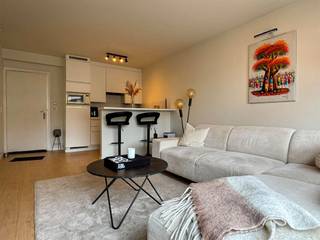 <p>Indeling:<br />Lichtrijke leefruimte met open keuken en zicht op terras. Ruime slaapkamer, badkamer met douche en apart gastentoilet.</p><p>Troeven: Elek. conform, Gunstig epc, in het centrum van Kortrijk.</p><p>Verder is er nog een staanplaats beschikbaar voor 15.000 Euro. <br />Voor meer info of een bezoek mail naar info@property-vastgoed.be</p>