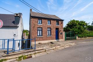 <div>
<div>
<div>
<div>
<p><strong>Volledige voorstelling:</strong><span></span></p>
<p><strong>We Invest Hesbaye</strong> biedt u deze aangename 4-gevelwoning aan, gelegen in Orp-le-Grand op een perceel van 410 m².</p>
<p><strong>Indeling:</strong><br /><strong>Gelijkvloers:</strong> inkomhal, woonkamer, eetkamer en keuken met rechtstreekse toegang tot het terras.</p>
<p><strong>Eerste verdieping:</strong> nachthal, 2 slaapkamers (12,5 m² en 12 m²), evenals een douchekamer met toilet.</p>
<p><strong>Kelderverdieping:</strong> drie kelders, wasruimte met toegang tot de tuin, apart toilet, kelderhal en een ruime polyvalente ruimte van 29,4 m² met tal van inrichtingsmogelijkheden.</p>
<p><strong>Buiten:</strong><br />Terras van 23 m² en een aangename vlakke tuin met oostelijke oriëntatie, ideaal om van de mooie dagen te genieten. Daarnaast is er ook een ruim overdekt terras.</p>
<p><strong>Technische kenmerken:</strong><br />Centrale verwarming op stookolie (Saint-Roch), warmwaterproductie via een boiler van 100 liter, PVC-ramen met dubbele beglazing, tweevoudige elektriciteitsmeter, zichtbare stookolietank van 3.900 liter en een ingegraven watertank.</p>
<p><strong>EPC:</strong> Energieklasse G – Energieverbruik: 55.868 kWh/jaar – 548 kWh/m²/jaar<br />Rapportnummer: 20260326048067</p>
<p>Hoewel de woning zeer goed onderhouden werd, zijn er zoals u begrijpt renovatiewerken te voorzien. Eens gerenoveerd wordt dit een echte parel en zal ze liefhebbers van rust en sereniteit weten te bekoren.</p>
<p>Bod onder voorbehoud van aanvaarding door de eigenaars.</p>
<p>Zin om deze woning met een mooi potentieel te ontdekken?</p>
<p>Neem rechtstreeks contact met ons op om andere exclusieve opportuniteiten te ontvangen!</p>
<p>Wij begeleiden u bij uw aankoop- of investeringsproject, evenals bij de verkoop van uw eigendom.</p>
</div>
</div>
</div>
</div>