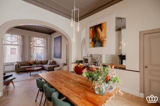 <p><span>Stijlvol en hoogwaardig gerenoveerd herenhuis met zuidgerichte stadstuin, gelegen op een absolute toplocatie in Antwerpen-Zuid! </span></p><p><span> </span></p><p><span>Gelijkvloers</span></p><p><span>Bij het betreden van dit neoclassicistische herenhuis in de Cuylitsstraat komt u in de royale inkomhal, waar de hoge plafonds, authentieke wand- en plafonddetails en de marmeren vloer onmiddellijk de grandeur van dit herenhuis weerspiegelen. Hier bevindt zich een gastentoilet met handenwasser. Vanuit de inkomhal bereikt u de leefruimte op eikenhouten visgraatparket, harmonieus ingedeeld in een eetkamer en een zithoek, beide voorzien van een originele marmeren schouw. Aansluitend bevindt zich de recente vernieuwde keuken op mortexvloer in hoogwaardig walnoothout, afgewerkt met composieten werkbladen en hedendaagse apparatuur. De keuken beschikt nog over een aparte ontbijtbar met sfeervolle koffiecorner. Via het grote schuifraam heeft u toegang tot het terras en de zuidgerichte tuin, een discrete en rustige buitenruimte in het hart van de stad.</span></p><p><span> </span></p><p><span>Eerste verdieping</span><span><br />De authentieke houten trap leidt naar de eerste verdieping. Hier bevindt zich de luxueus vernieuwde badkamer, voorzien van een dubbele marmeren wastafel en een meubel in massief gebrand eikenhout. Verder beschikt de badkamer over een ruime inloopdouche en een ligbad. Hiernaast is een apart toilet aanwezig. Op deze verdieping bevinden zich tevens twee ruime slaapkamers op eikenhouten visgraatparket, elk met een authentieke marmeren sierhaard. </span></p><p><span> </span></p><p><span>Tussenverdieping</span></p><p><span>Op de tussenverdieping bevindt zich een casco, af te werken ruimte, die diverse mogelijkheden biedt, waaronder de realisatie van een extra badkamer. </span></p><p><span> </span></p><p><span>Tweede verdieping</span></p><p><span>De tweede verdieping omvat twee ruime slaapkamers op eikenhouten visgraatparket, opnieuw elk met een authentieke marmeren sierhaard. </span></p><p><span>Daarnaast bevindt zich een extra kamer die momenteel is ingericht als dressing. </span></p><p><span> </span></p><p><span>Derde verdieping</span><span><br />Op de derde verdieping bevinden zich twee slaapkamers en een kantoorruimte uitgerust met een op maat gemaakt wandmeubel in walnoothout. </span></p><p><span>De volledige verdieping is afgewerkt met een eikenhouten visgraatparket.</span></p><p><span> </span></p><p><span>Vierde verdieping/zolder</span></p><p><span>Op de vierde verdieping bevindt zich nog een volledig afgewerkte en praktische zolderruimte. </span></p><p><span> </span></p><p><span>Souterrain</span></p><p><span>Het herenhuis beschikt over een volwaardig souterrain dat zich uitstrekt over de volledige oppervlakte van de woning en is opgedeeld in meerdere functionele ruimtes.<br />Vanuit het souterrain is er bovendien directe toegang tot de tuin. </span></p><p><span> </span></p><p><span>Tuin</span></p><p><span>Aan de achterzijde van het herenhuis bevindt zich een zuidgerichte tuin met verschillende terrassen en veel privacy.</span></p><p><span> </span></p><p><span>Bijzonderheden</span></p><p><span>- </span><span>De bewoonbare oppervlakte is inclusief het souterrain (ca. 95 m²) en exclusief de afgewerkte bergzolder (ca. 30 m²).</span></p><p><span>- Het herenhuis is gelegen op een uiterst gegeerde locatie in Antwerpen-Zuid</span></p><p><span>- Gunstig EPC-label, elektriciteit conform en asbestveilig/vrij</span></p><p><span>- Sinds 2023 werd het herenhuis grondig gerenoveerd met behoud van authentieke elementen waardoor het karakter en de grandeur behouden is gebleven.</span></p><p><span> </span></p><p><span> </span></p><p><span> </span></p><p><span> </span></p><p><span> </span></p><p><span> </span></p><p><span> </span></p>