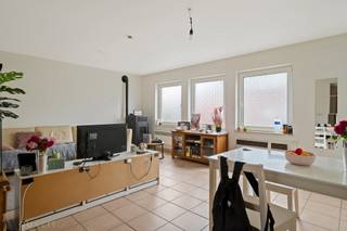 Centraal gelegen opbrengstgebouw met 2 appartementen, zijnde een 1-slpk.-appartement van 111 m² (momenteel verhuurd aan 580 €/mnd) gelegen op de gelijkvloerse en 1e verdieping en een triplex-appartement met 3 slpk. (114 m²) en terras.(9,78 m²) Er zijn naast het gebouw ook 2 autostaanplaatsen. Het gelijkvloers appartement heeft een leef-en eetruimte, een keuken, een toilet, een douchekamer, een berging en op de eerste verdieping een slaapkamer met balkon. Het triplex appartement heeft de volgende indeling: op de gelijkvloerse verdieping een inkomhal en berging, op de eerste verdieping bevindt zich een living, een keuken met toegang tot het terras, een toilet en een berging. Op de tweede verdieping bevinden zich een nachthal, 3 slaapkamers waarvan één met balkon, een badkamer en een toilet. Het verehuurde gebouw is gelegen op wandelafstand van scholen, winkels, station, sport-en cultureel centrum. Totale actuele huuropbrengsten 1.476,50 €/mnd. EPC gelijkvloers: 409 kWh/m²/j. , energielabel E en UC :2780907-RES-2, EPC Duplex: 298 kWh/m²/j., energielabel: C en UC: 2780890-RES-4.