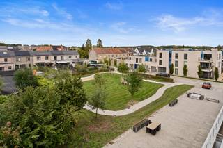 <p>Groen zicht op tuin en Leie</p>
<p>Comfortabele en rolstoelvriendelijke flat</p>
<p>Faciliteiten: fitness, kapsalon, tearoom</p>
<p>Ondergrondse berging</p>