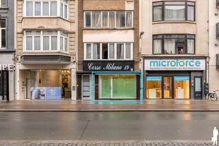 Dit volledig opgefriste commercieel gelijkvloers van ca. 135 m² bevindt zich op een uitstekende locatie in de Quellinstraat, aan de zijde met bijzonder veel passage en op wandelafstand van het Centraal Station, de Keyserlei en talrijke winkels en kantoren. Dankzij de individuele nutsvoorzieningen en het ontbreken van een externe syndicus blijven de vaste kosten bijzonder laag (ca. €70/maand). Het pand staat leeg en kan volledig naar eigen wens worden ingevuld. Daarnaast beschikt het pand over twee zeer ruime kelderbergingen.<br /><br />Indeling<br />Ruime winkelruimte vooraan, ideaal voor retail of dienstverlenende activiteiten.<br />Achteraan bevinden zich een keuken en badkamer.<br />Daarnaast zijn er twee extra kamers die perfect kunnen dienen als stockageruimte of bureel.<br />Achteraan is er bovendien een koer.<br /><br />Bijzonderheden: <br />Individuele verwarmingsketel (Junkers)<br />Individuele meters voor gas, elektriciteit en water<br />EPC: C<br />Horeca niet mogelijk<br />Twee kelderbergingen<br /><br />Kosten & voorwaarden<br />Vaste kosten: ca. €70/maand<br />Geen externe syndicus wat zorgt zeer lage gemeenschappelijke lasten<br />Onmiddellijk beschikbaar voor eigen invulling