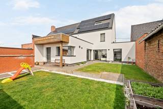 Deze volledig gerenoveerde woning is gelegen vlakbij het centrum van het landelijke Sint-Jozef-de-Geite.<br /><br />De woning beschikt over zonnepanelen, een laadpaal, een thuisbatterij, 10 000 L regenwater, ... waardoor deze woning zeer energiezuinig is.<br /><br />Op de gelijkvloerse verdieping is volgende indeling aanwezig: inkomhal met gastentoilet, lichtrijke woonkamer, ruime volledig geïnstalleerde keuken, badkamer 1, kelder, berging, inpandige garage én zonnige tuin.<br />Op de eerste verdieping zijn 3 slaapkamers aanwezig en badkamer 2.<br />Op de tweede verdieping (te bereiken met een vaste trap) is slaapkamer 4 aanwezig, een dressing, apart toilet én badkamer 3.<br /><br />PLUSPUNTEN:<br />- THUISBATTERIJ<br />- CONFORME ELEKTRISCHE KEURING<br />- INPANDIGE GARAGE<br />- LAADPAAL<br />- 17 PV PANELEN<br />-....