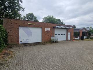 <p>Dit bedrijfspand, strategisch gelegen in het centrum van Herentals, biedt heel wat mogelijkheden. Het magazijn heeft een oppervlakte van 650m² en het kantoor heeft een oppervlakte van 100m². Daarnaast beschikt het over een ruime parking waar 6 tot 10 wagens geparkeerd kunnen worden.</p>