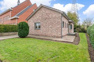 Ontdek deze instapklare gelijkvloerse woning aan de Kleuterweg 19 in Houthalen, ideaal gelegen in het centrum, op wandelafstand van winkels, scholen en openbaar vervoer. Dankzij het EPC-label D geldt er geen renovatieplicht, wat dit huis perfect maakt voor wie zorgeloos wil verhuizen of investeren.<br /><br />✨ Belangrijkste troeven:<br /><br />- Geen renovatieplicht – EPC-label D<br />- Toplocatie in het centrum van Houthalen<br />- 2 volwaardige slaapkamers + berging die kan dienen als extra slaapkamer of bureau<br />- Volledig onderkelderd (+-100m2) – extra opslagruimte of hobbyruimte<br />- Aparte garage met oprit<br />- Zonnige tuin met privacy<br />- Geen asbest<br /><br />De woning is goed onderhouden en biedt een praktische indeling met veel mogelijkheden. Dankzij de centrale topligging geniet je van alle comfort gecombineerd met de rust van een residentiële buurt.<br /><br />💰 Vraagprijs:<br /> € 345.000 <br /><br />📞 Interesse?<br />Contacteer ons vandaag voor meer informatie of een bezichtiging – deze woning is een unieke kans in het centrum van Houthalen!<br /><br />pieter@vastgoedtimmers.be of 0499172617<br /><br />📑 Stedenbouwkundige info:<br />Woongebied – bouwvergunning – geen rechterlijke herstelmaatregel of bestuurlijke maatregel opgelegd – geen voorkooprecht – geen verkavelingsvoorschriften.<br /><br />🌊 Overstromingsrisico: niet overstromingsgevoelig<br /><br />EPC: 287 kWh/(m²jaar) - certificaatnummer: 20250828-0003671816-RES-1<br /><br />G-score: A<br />P-score: A