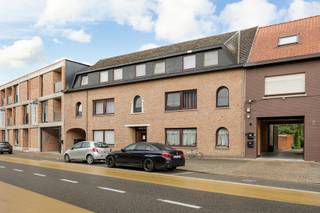 Dit gelijkvloers appartement bevindt zich in Mol, op een praktische locatie vlak bij winkels, openbaar vervoer en sportvoorzieningen. Dankzij de centrale ligging geniet u van alle dagelijkse faciliteiten binnen handbereik, terwijl u zich vlot kunt verplaatsen naar omliggende gemeenten.<br /><br />Met een bewoonbare oppervlakte van 46 m² biedt dit appartement een efficiënte en functionele indeling. U komt binnen in de gezellige leef- en eetruimte die naadloos aansluit op de open keuken, wat zorgt voor een aangenaam gevoel van ruimte. Verder beschikt het appartement over een slaapkamer en een badkamer uitgerust met een douche in ligbad. De compacte indeling maakt dit pand bijzonder geschikt voor alleenstaanden, starters of investeerders die op zoek zijn naar een onderhoudsvriendelijke woonst.<br /><br />De EPC-score bedraagt 532 kWh/m² jaar (label F). Dit pand is onderworpen aan de renovatieverplichting van de Vlaamse overheid voor residentiële gebouwen (behoudens bij sloop binnen 6 jaar na de aankoop). Consulteer voor meer informatie de website van het Vlaams Energie- en Klimaatagentschap via https://www.vlaanderen.be/een-huis-of-appartement-kopen/renovatieverplichting-voor-residentiele-gebouwen. Door de huidige elektrische verwarming te vervangen door een energiezuinige oplossing kan aan deze verplichting worden voldaan.<br /><br />Een extra troef is de mogelijkheid om één of twee garages aan te kopen voor € 10.000 per garage, wat zorgt voor extra comfort en praktische parkeermogelijkheden.<br /><br />Troeven:<br /><br />Centrale ligging nabij winkels, openbaar vervoer en sportvoorzieningen<br />Gelijkvloers appartement<br />Praktische indeling met open leefruimte en keuken<br />Ideaal voor starters of investeerders<br />Mogelijkheid tot aankoop van 1 of 2 garages<br />Renovatieplicht eenvoudig aan te pakken via energiezuinige verwarming<br />Onderhoudsvriendelijke woonst van 46 m²