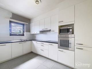 Ontdek dit appartement op de tweede verdieping van een kleinschalig gebouw in een rustige straat. <br />Via de inkom, voorzien van berging en privé toilet komen we bij de ruime en lichtrijke woonkamer (ca36.) met aansluitend een gesloten keuken voorzien van oven, inductievuur, lavabo &amp; koelkast met vriezer. <br />Aan de achterzijde van het appartement vinden we aansluitend 2 slaapkamers (ca 12&amp;16m² waarvan één toegang tot het terras ca 7m²)en badkamer met bad/douchecombinatie. Tenslotte is er een aparte bergruimte in de kelder met aparte digitale meters.<br />Achteraan het perceel mogelijkheid tot aankoop garagebox (€25 000).<br />Geheel gebouw met 6 appartementen kan ook aangekocht worden als opbrengsteigendom.