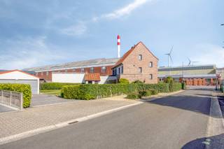 Halfopen bebouwing ZONDER RENOVATIEVERPLICHTING gelegen in Mol-Gompel. Alle faciliteiten (winkels, horeca, scholen, openbaar vervoer, …) bevinden zich in de nabije omgeving. Dankzij de ligging nabij de Zuiderring (N71) en de N136 zijn zowel de woning als de omliggende gemeenten vlot bereikbaar.<br /><br />Indeling:<br />We betreden de woning via de ruime inkomhal, die toegang geeft tot de eetkamer. Het zitgedeelte bevindt zich op een tussenniveau, wat zorgt voor een gezellige en speelse indeling. Aansluitend aan de eetkamer bevindt zich de ruime keuken, met aanpalend de achterinkom met aansluitingen voor wasmachine en droogkast, en een apart toilet.<br /><br />Via de vaste trap in de inkomhal bereiken we de eerste verdieping. Hier bevinden zich twee ruime slaapkamers en een badkamer, uitgerust met een ligbad, wastafel en toilet.<br /><br />Op de tweede verdieping vinden we een derde ruime slaapkamer, die momenteel dienstdoet als opslagruimte. Via een luik is er toegang tot een ruime zolder. Samen met de afgewerkte kelder biedt dit bijzonder veel extra bergruimte. <br /><br />Buiten kan u volop genieten van het buitenleven in de gezellige, zuidgerichte tuin. Er is een aangenaam terras met luifel, een berging en een ruime dubbele garage met elektrische poorten.<br /><br />Bijzonder aan deze woning is dat er geen renovatieverplichting van toepassing is. Het pand is opgenomen in de vastgestelde inventaris van het bouwkundig erfgoed, waardoor het niet onder deze verplichting valt.<br /><br />Extra troeven:<br />- Authentieke elementen behouden<br />- Veel opbergmogelijkheden<br />- Ruime, zuidgerichte tuin<br /><br />Voor meer info of een bezoek contacteer ons via info@vastengoed.be of via 014/72 73 74.<br /><br />Wenst u een gratis schatting van uw eigendom? Contacteer ons via 014/72 73 74.