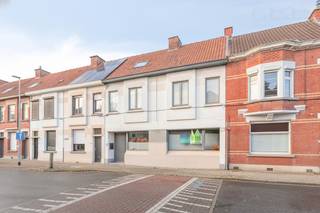 In de Kermisstraat, op wandelafstand van het centrum van Roeselare, presenteren wij deze verrassend ruime woning met mogelijkheid tot maar liefst vijf slaapkamers. De woning biedt een doordachte indeling, veel leefruimte en een bovenverdieping die klaarstaat om verder af te werken naar eigen wens.<br /><br /><strong>Indeling &amp; leefcomfort</strong><br />De inkomhal met gastentoilet geeft toegang tot de lichtrijke leefruimte, waar je onmiddellijk geniet van een aangename woonbeleving. Aansluitend bevindt zich de ingerichte keuken van 2008 met voldoende opbergmogelijkheden. <br />Op de eerste verdieping vind je <strong>vier ruime slaapkamers</strong> en een badkamer met inloopdouche en tweede toilet. De vaste trap naar de bovenste verdieping brengt je naar een royale zolderruimte die technisch voorbereid is en perfect kan worden omgevormd tot <strong>vijfde slaapkamer</strong>, hobbykamer of thuiskantoor.<br /><br /><strong>Buitenruimte</strong><br />Achteraan beschikt de woning over een onderhoudsvriendelijke tuin met terras, grasperk en degelijke omheining — een rustige buitenruimte die meteen bruikbaar is en naar wens verder kan aangekleed worden.<br />Er is een achterpoortje aanwezig die een uitweg biedt voor tuinafval. <br /><br /><strong>Technische eigenschappen:</strong>
<ul>
	<li>Centrale verwarming op aardgas</li>
	<li>EPC- label C - 294 kWh/m²/jaar</li>
	<li>Dakisolatie aanwezig</li>
	<li>Keuken vernieuwd in 2008</li>
	<li>Recente vernieuwingen</li>
</ul>
<strong>Locatie</strong><br />De woning ligt op een rustige maar vlot bereikbare locatie in Roeselare, met een sterke verbinding naar het centrum en belangrijke invalswegen.<br />Van scholen en supermarkten tot horeca en buurtwinkels zoals bakker, slager en viswinkel: alle nodige voorzieningen liggen binnen handbereik.<br /><br /><strong>Interesse?</strong> Neem contact op met ons kantoor voor meer informatie of plan een vrijblijvend bezoek via 051/201.400 | info@dicasa.be. 