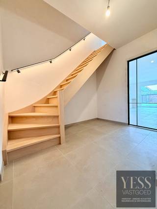 <article></article>
<article>
<div>
<div>
<div>
<div>
<div>
<div>
<h3>Laatste lot - Prachtig afgewerkte nieuwbouw woning – LOT 2</h3>
<p>Ben je op zoek naar een <strong>ruime, energiezuinige én instapklare woning</strong>? Dan is dit jouw kans!</p>
<p>Deze woning is met een doordachte, uitzonderlijk ruime indeling en een verfijnde afwerking gebouwd. Dankzij de voorziene warmtepomp en moderne technieken geniet je van maximaal wooncomfort én lage energiekosten.</p>
<p>Bovendien is de woning <strong>volledig afgewerkt</strong>: van hoogwaardige keuken tot aangelegde tuin. <strong>Vanaf het verlijden van de akte kan je meteen verhuizen. </strong></p>
<p><strong>Prijs: </strong>€389.760 (excl. kosten)</p>
<p>✔ <strong>E-peil ≤ 20</strong> <br />✔ Vloerverwarming zowel boven als beneden<br />✔ <strong>Hoogwaardige,</strong> volledig uitgeruste <strong>keuken</strong><br />✔ Ruime garage én praktische zolder<br />✔ <strong>Aangelegde tuin met terras</strong><br />✔ <strong>Afsluiting </strong>voorzien<br />✔<span><strong> Instapklaar bij akte</strong></span></p>
<p>Mis deze unieke opportuniteit niet en ontdek jouw toekomstige thuis <strong><span>tijdens de opendeurdag</span></strong>.</p>
<p>📞 <strong>050 33 59 03 - Info@yess-vastgoed.be</strong></p>
</div>
</div>
</div>
</div>
</div>
</div>
</article>