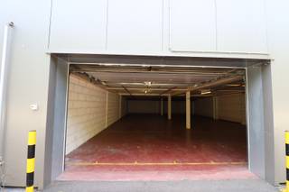 BEZOEKEN KUNNEN UITSLUITEND INGEPLAND WORDEN DOOR AANVRAAG VIA ONDERSTAANDE LINK<br />https://mijnhuurprofiel.be/property/8a9c1a3a-8a3d-4fde-a6ea-a6ef7f8756f7<br /><br />Bent u op zoek naar een opslagruimte nabij het centrum van Kruibeke? Lees en kijk dan snel even verder!<br /><br />Deze unit heeft een oppervlakte van ca. 197,32 m2 en is gelegen op een industrieterrein met verschillende units. Deze unit is volledig privé en afgesloten. Deze unit mag uitsluitend worden gebruikt als opslagruimte. <br /><br />De gemeenschappelijke kosten zijn ten laste van de huurder.