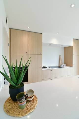 Hectaar realiseert deze energiezuinige halfopen nieuwbouwwoning in een aangename buurt in Wetteren, op 20 minuten van het centrum van Gent. Hier geniet je van het beste van twee werelden: rustig wonen met alle dagelijkse voorzieningen op wandelafstand. Bakker, slager, openbaar vervoer, horeca, sport- en ontspanningsmogelijkheden bevinden zich vlakbij, en dankzij de vlotte verbindingen ben je snel in Gent en omliggende gemeenten. De woning wordt duurzaam en kwalitatief gebouwd met een sterke focus op comfort, energiezuinigheid en toekomstgericht wonen.<br /><br /><strong>Indeling van de woningen</strong><br /><br />Gelijkvloers: Inkomhal met gastentoilet, een lichtrijke leefruimte met open keuken die uitgeeft op de tuin, een praktische berging en de mogelijkheid tot het plaatsen van een carport.<br />Verdieping: Nachthal met apart toilet, drie ruime slaapkamers en een comfortabele badkamer uitgerust met ligbad, douche en een dubbel lavabomeubel.<br />Zolder: Mogelijkheid tot uitbreiding- of opslag.<br /><br /><strong>Troeven op een rij</strong>
<ul>
<li>Energiezuinige en duurzame nieuwbouw;</li>
<li>3 slaapkamers;</li>
<li>Dankzij de plafondhoogte van 2,70 meter geniet de woning van een bijzonder ruimtelijk gevoel;</li>
<li>Lucht/water warmtepomp en vloerverwarming;</li>
<li>Ruime tuin;</li>
<li>Mogelijkheid tot het plaatsen van een carport;</li>
<li>Regenwaterput van 7.500 liter aangesloten op toiletten, wasmachine en buitenkraan;</li>
</ul>
<br />Ben je op zoek naar een comfortabele, energiezuinige woning op een toplocatie nabij Gent?<br />Neem vandaag nog contact met ons op voor meer info of een afspraak.