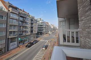 Topaanbieding – Uitzonderlijk ruim appartement gelegen in een stijlvolle residentie<br />Ontdek dit uitzonderlijk appartement, gelegen in een elegante residentie. Dit pand onderscheidt zich door zijn royale volumes, uitstekende ligging, hoogwaardige afwerking en een indrukwekkende gevelbreedte van ca. 10 meter. Bovendien geniet u van meerdere zonnige terrasjes, wat het wooncomfort compleet maakt.<br />Indeling:<br />Ruime inkomhal met gastentoilet en tal van ingemaakte kasten. De bijzonder ruime leefruimte afgewerkt met een massieve eiken parketvloer baadt in het licht en omvat een sfeervol salon met maatkasten en een gezellige gashaard. De open, volledig geïnstalleerde keuken is voorzien van alle hedendaags comfort, waaronder een Quooker-kraan, wijnfrigo, combi-oven en een Falcon fornuis. Vooraan bevinden zich twee aangename terrasjes.<br />Verder is er een aparte berging/wasplaats.<br />De master suite beschikt over ingemaakte kasten, een aparte dressing en een stijlvolle badkamer. De slaapkamer geeft rechtstreeks uit op het terras achteraan.<br />Tweede volwaardige slaapkamer. Aparte douchekamer.<br />De derde slaapkamer is bijzonder praktisch ingericht met een uitklapbaar stapelbed én een uitklapbaar dubbel bed, en beschikt over een aanpalende badkamer. Beide kamers geven uit op het tweede terras achteraan.<br />Dit appartement is een absolute aanrader dankzij de kwalitatieve afwerking, de uitzonderlijke ruimtes en het doordachte ontwerp.<br />Inclusief twee privatieve kelders in de residentie en fietshaken.