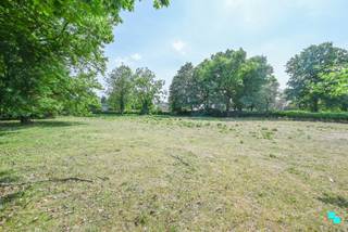 Ontdek deze uitzonderlijke bouwgrond van 1 004 m², gelegen op een toplocatie in het groene en rustige Wielsbeke. Het perceel bevindt zich op een...