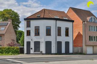 Sur un emplacement central et commercial à Edegem, nous vous proposons ce bien polyvalent composé d'un rez-de-chaussée commercial à rénover +...