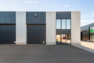 Gelegen langs het kanaal Dessel-Schoten. <br />Mogelijkheid te combineren met Unit 10 +8+12 met in totaal 1,125m² opslagruimte en 126m² kantoorruimte. Voorwaarden op kantoor. <br />Automatische inrijpoort 4.50m hoogte x 4.00m breedte. Plafondhoogte : 7.00m voor unit 8 en 10, 8.00m voor unit 13 <br />Units 8 + 10 hebben een breedte binnen van 12.36m en een diepte binnen van 29.825m <br />Unit 13 heeft gelijkvloers een oppervlakte van 12,33m x 17,02m waarvan de helft gelijkvloers als kantoor ingericht + hetzelfde volume op het verdiep met keukenblok en kantoorruimte.<br />Unit 12 heeft een binnenafmeting van 12,33m x 12,66m<br />Bijzonderheden: <br />- Brandmuren tussen de loodsen voorzien <br />- Rookluiken aanwezig <br />- Lichtstraat centraal in de daken <br />- 2 parkeerplaatsen inbegrepen - Extra parkeerplaatsen bij te kopen indien gewenst <br />- Unit 13 heeft een regenwaterput en 2 inrijpoorten + 2 deuren. <br />- Vaste kosten : 160€/maand<br />- Verkoop onder registratiebelasting.