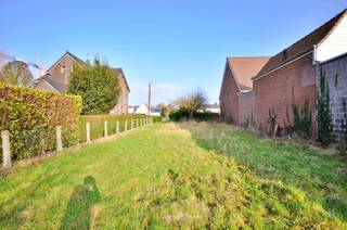 In een verkeersluwe straat aan de dorpskern van Ruien, deelgemeente van Kluisbergen treffen we deze bouwgrond voor een halfopen bebouwing. Zéér...