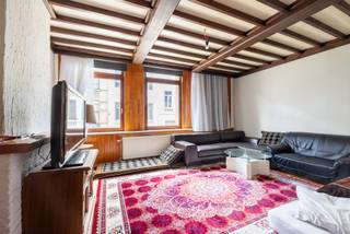 <h1>Karaktervol opbrengsteigendom met 3 verhuurde appartementen, kelder, garage en uitbreidingspotentieel in Antwerpen</h1>
<h3>Rendabele investering met onmiddellijke huuropbrengsten en bijkomend potentieel</h3>
<p>Aan de Haantjeslei in Antwerpen bevindt zich dit volledig verhuurde opbrengsteigendom bestaande uit drie appartementen, een garage en een kelder. Dankzij de centrale ligging, de stabiele huurinkomsten en de mogelijkheid om een achterliggend magazijn afzonderlijk aan te kopen, vormt dit pand een uitstekende opportuniteit voor investeerders die op zoek zijn naar een zorgeloze investering met toekomstpotentieel.</p>
<p>Dit karaktervolle gebouw omvat vier bovengrondse verdiepingen met drie vergunde woonentiteiten. Volgens de kadastrale gegevens beschikt het pand over een nuttige oppervlakte van circa 270 m². De locatie combineert een vlotte bereikbaarheid met de nabijheid van winkels, horeca, openbaar vervoer en het stadscentrum van Antwerpen.</p>
<h3>Indeling</h3>
<p><strong>Kelderverdieping</strong></p>
<ul>
<li>Praktische kelderruimte, ideaal voor opslag</li>
</ul>
<p><strong>Gelijkvloers</strong></p>
<ul>
<li>Inkomhal</li>
<li>Garage</li>
<li>Gemeenschappelijke delen</li>
<li>Toegang tot de kelder</li>
</ul>
<p><strong>Appartement eerste verdieping</strong></p>
<ul>
<li>Ruime leefruimte met veel lichtinval</li>
<li>Keuken met toegang tot het terras</li>
<li>Slaapkamer</li>
<li>Badkamer</li>
<li>Terras</li>
</ul>
<p><strong>Appartement tweede verdieping</strong></p>
<ul>
<li>Leefruimte</li>
<li>Open keuken</li>
<li>Slaapkamer</li>
<li>Badkamer</li>
</ul>
<p><strong>Appartement derde verdieping</strong></p>
<ul>
<li>Leefruimte</li>
<li>Open keuken</li>
<li>Slaapkamer</li>
<li>Badkamer</li>
</ul>
<h3>Huidige verhuursituatie</h3>
<p>Het gebouw is volledig verhuurd en genereert onmiddellijk inkomsten vanaf de aankoop.</p>
<p>De huidige maandelijkse huuropbrengst bedraagt circa <strong>€ 2.488,34</strong>, goed voor een jaarlijkse huuropbrengst van ongeveer <strong>€ 29.860,08</strong>.</p>
<h3>Extra troef: optioneel achterliggend magazijn</h3>
<p>Naast het opbrengsteigendom bestaat de mogelijkheid om een <strong>achterliggend magazijn afzonderlijk aan te kopen voor € 150.000</strong>.</p>
<p>Deze bijkomende ruimte beschikt over:</p>
<ul>
<li>Toilet</li>
<li>Kitchenette</li>
<li>Opslag- of werkruimte</li>
<li>Tal van gebruiksmogelijkheden binnen de geldende regelgeving</li>
</ul>
<p>Dit magazijn kan perfect dienen als aanvulling op het bestaande vastgoedportfolio of als extra bron van inkomsten.</p>
<p>Bent u op zoek naar een opbrengsteigendom met directe inkomsten, een uitstekende ligging en bijkomende uitbreidingsmogelijkheden? Dan biedt dit pand aan de Haantjeslei een unieke investeringskans. De combinatie van drie verhuurde appartementen, een garage, een kelder en de optionele aankoop van een achterliggend magazijn maakt dit een bijzonder compleet investeringsdossier.</p>
<p>Meer informatie of een bezoek? Contacteer ons via <strong>03 535 12 75</strong>.</p>