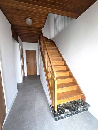 grotendeels up-to-date vernieuwde half-open bebouwing (bebouwde oppervlakte 201m²)ingedeeld als volgt: een inkomhal-trapzaal met spender onderaan de...