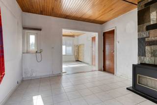 Zeer solide te renoveren half-open bebouwing te Hekelgem. De woning is rustig gelegen in nabijheid van winkels/warenhuizen, openbaar vervoer,...