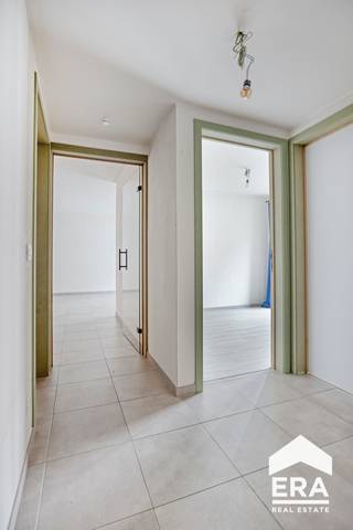 <p>[[ DIT PAND NEEMT DEEL AAN DE ERA OPEN HUIZEN DAG OP 19/9 VAN 9:30 TOT 10:30 ]]</p><p>Gelegen nabij het centrum van Oudenburg bevindt zich Residentie Hannelore, een recente realisatie uit 2024 waar modern wooncomfort en energiezuinigheid centraal staan. Dit instapklare appartement wordt verkocht onder registratierechten en is ideaal voor zowel eigen bewoning als investering.</p><p>Dankzij de vlotte verbinding met de E40 bereik je Brugge en Oostende in enkele minuten. Winkels en andere dagelijkse voorzieningen bevinden zich op wandel- en fietsafstand.</p><p>Het appartement is kwalitatief afgewerkt en uitgerust met vloerverwarming, zonnepanelen en een performant ventilatiesysteem. Met een gunstig E-peil van E12 geniet je van een lage energiefactuur én 100% vrijstelling op de onroerende voorheffing.</p><p>De lichtrijke leefruimte met open keuken sluit aan op het terras. Verder beschikt het appartement over twee volwaardige slaapkamers en een praktische badkamer.</p><p>Extra troeven zijn de gemeenschappelijke fietsenberging en de mogelijkheid om een garage buiten het complex te huren.</p><p>Op zoek naar een instapklaar en energiezuinig appartement op een centrale ligging, met het comfort van recente nieuwbouw én de voordelen van een aankoop onder registratierechten? Dan is dit appartement zeker een bezoek waard.</p>