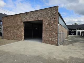 TE HUUR Opglabbeek <br /><br />Aan de Vinkenkantstraat 35 bevindt zich deze leuke hal van 293m² - pas door de eigenaar gerenoveerd.<br />De voorkant van het magazijn beschikt over een sectionaalpoort (3,4x4) en aan de zijkant is er een kleinere poort en een loopdeur.<br />De hal beschikt naast elektrische voorzieningen over een wateraansluiting en afvoer.<br /><br />TROEVEN:<br />Optioneel bij te huren - buitenterrein vooraan <br />Optioneel bij te huren - leuk kantoorgebouw langs de hal (kitchenette & sanitair)<br /><br />De vermelde prijs is exclusief kosten.<br /><br />Voor meer info en/of een bezichtiging info@jansenrealestate.be of 011/39 90 50.