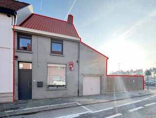 Op zoek naar een instapklare woning die ruimte en comfort biedt?  Stop dan maar met zoeken en bezoek deze woning!  In deze woning geniet je van de rust, de ruimte en de gezellige sfeer.  Ideaal voor wie comfortabel en rustig wil wonen, met alles binnen handbereik. T<br /><br /> 🌳± 195 m² grondoppervlakte<br />🏠 ± 170 m² bewoonbare oppervlakte<br />🛏️ 2 ruime slaapkamers<br />🌿 Terras, gezellige zithoek en handig tuinhuis<br />🚗 Garage en veel parkeermogelijkheden.<br />📦 Kelder voor extra bergruimte<br />📍 Goede ligging met vlotte bereikbaarheid<br /><br />Ideaal voor wie comfortabel en rustig wil wonen, met alles binnen handbereik.<br /><br />Meer informatie of een bezoek plannen?<br />📞 0491 05 01 62 | 📧 mattice@home-vision.eu<br />Tot snel in Kortrijk! 😊