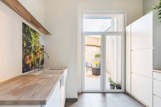 <span>Indeling</span>: <br />Dit mooi onderhouden gelijkvloers appartement is gelegen aan de Karel de Preterlei in Antwerpen, op een toplocatie vlak bij het Te Boelaerpark. Met een bewoonbare oppervlakte van 70 m² biedt dit instapklare appartement een aangename combinatie van comfort, lichtinval en moderne afwerking. De leefruimte en slaapkamer zijn voorzien van een authentieke parketvloer, wat zorgt voor een warme en stijlvolle uitstraling. <br /><br />De indeling omvat een inkomhal die zorgt voor een echt thuiskomgevoel, een lichtrijke woonkamer, een volledig ingerichte keuken met toegang tot een gezellig terras/koertje van 8 m², één ruime slaapkamer met ingebouwde kasten en een moderne badkamer uitgerust met douche, dubbele lavabo en aansluitingen voor wasmachine en droogkast. Daarnaast is er een apart toilet met lavabo. In 2024 werden de vloeren in de badkamer, hal en het aparte toilet vernieuwd en geïsoleerd, wat bijdraagt aan het hedendaags comfort.<br /><br />Verder beschikt het appartement over twee ruime kelderbergingen die inbegrepen zijn. Het gebouw is goed onderhouden, met geen geplande toekomstige kosten, en de maandelijkse lasten bedragen slechts 50 euro, inclusief waterverbruik van de privatieve delen en de blokpolis. <br /><br />Dit appartement is ideaal als eerste woonst of als investering, met een minimale verhuurprijs van ongeveer 900 euro per maand (excl. provisie). Een unieke kans voor wie op zoek is naar een kwalitatieve woonst op een uitstekende locatie.<br /><br /><span>Omgeving</span>:<br />De omgeving rond de Karel de Preterlei biedt een ideale mix van rust en stedelijke dynamiek. Op wandelafstand bevindt zich het prachtige Te Boelaerpark, een groene oase waar het heerlijk vertoeven is voor een wandeling, sport of ontspanning. In de directe buurt zijn tal van gezellige horecazaken, cafés en restaurants te vinden, evenals buurtwinkels en supermarkten voor de dagelijkse boodschappen.<br /><br />Ook op vlak van onderwijs scoort deze locatie uitstekend, met verschillende scholen en kinderopvangmogelijkheden in de nabije omgeving. De bereikbaarheid is een grote troef: dankzij de vlotte aansluiting op belangrijke invalswegen en de nabijheid van openbaar vervoer (tram en bus) sta je in een mum van tijd in het centrum van Antwerpen of andere delen van de stad. Kortom, een levendige en goed bereikbare buurt die alle voorzieningen binnen handbereik biedt.