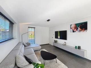 Recente ENERGIEZUINIGE (Epc A+!) woning in rustige straat met 4 slpks, ZUIDgerichte tuin met fietsuitweg achteraan, parkeerplaats op eigen terrein + garagebox in aangename straat te Rumbeke!<br /><br /><strong>INDELING:<br /><u><em>Gelijkvloers:</em></u></strong><br />Inkomhal - LICHTRIJKE living - volledig geïnstalleerde en kwalitatief afgewerkte nieuwe keuken (O.a. met inductiefornuis van Bora met centrale afzuiging, 2 combi-ovens, spoelbak met Quooker installatie voorzien van alle opties, ruime frigo en vaatwasmachine) - koele berging (met voorziening voor wasmachine) - afzonderlijk gastentoilet (met lavabo) - volledig aangelegde, omheinde tuin met recent (2022) tuinhuis met elektrische voorzieningen (ook voor opladen elektrische fietsen), ZUIDgericht zonneterras en fietsuitweg achteraan met toegang naar de garagebox.<br /><br /><strong><u><em>Eerste verdieping:</em></u></strong><br />Nachthal - badkamer (O.a. met dubbel lavabomeubel, ligbad én douche) - afzonderlijk toilet - 4 volwaardige slaapkamers. <br /><br /><strong><u><em>Tweede verdieping:</em></u></strong><br />Geïsoleerde zolder.<br /><br /><u><strong>Opmerkingen:</strong></u><br />- Super-ENERGIEZUINIGE woning: Epc = A+ (-54 kWh/m2)!<br />- Elektriciteit volledig GOEDgekeurd!<br />- Regenwaterput (15.000l) aanwezig.<br />- RECENTE keuken: °2021!<br />- NIEUWE elektrische zonneluifel.<br />- Zonnepanelen aanwezig!<br />- Garagebox inbegrepen in de prijs!<br />- Ventilatiesysteem D.<br />- Domotica aanwezig in de woning.<br /><br />Degelijk afgewerkte HOB met alle comfort, met speelplein over de deur en vlakbij winkels, scholen en het openbaar vervoer! Aarzel zeker niet om ons te contacteren voor verdere info en/of een bezoek ter plaatse: 051/817.817 - info@centro.be.