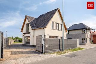 Deze volledig gerenoveerde woning geniet een gunstige ligging, met winkels, scholen en andere voorzieningen in de onmiddellijke nabijheid. Deze...