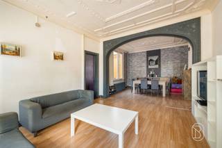 Huis met twee gevels, ideaal gelegen in het centrum van Lessines, vlakbij winkels, scholen, openbaar vervoer en alle voorzieningen.Deze woning is al gedeeltelijk gerenoveerd en biedt ruime kamers en interessante inrichtingsmogelijkheden. Het is perfect geschikt als eerste aankoop, voor een gezin of voor een investeerder die de renovatiewerkzaamheden naar eigen wens wil afronden.Een kans die u niet mag missen als u houdt van ruime woningen en panden die u naar eigen smaak kunt inrichten, en dat alles op een centrale en praktische locatie.Beslist een bezichtiging waard!
