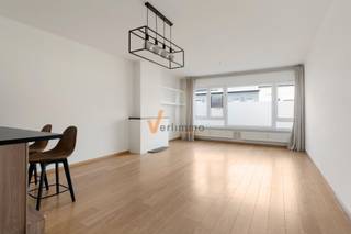 <p><span>Instapklaar en volledig gerenoveerd appartement op centrale ligging te Ekeren</span></p><p><span>Dit smaakvol gerenoveerde appartement is gelegen op de eerste verdieping van een kleinschalig gebouw zonder lift, op de Kapelsesteenweg 555 te Ekeren. Dankzij de centrale ligging geniet u hier van een vlotte bereikbaarheid en alle voorzieningen/openbaar vervoer binnen handbereik.</span></p><p><span>Bij het betreden van het appartement komt u in de inkomhal, waar praktische aansluitingen voorzien zijn voor een wasmachine. De zeer ruime leefruimte sluit aan op de open, ingerichte keuken. Deze is uitgerust met kwalitatieve toestellen, waaronder een vaatwasser, inductiekookplaat en combi-oven.</span></p><p><span>Aansluitend bevindt zich een ruime slaapkamer. Verder is er een modern ingerichte badkamer, uitgerust met een comfortabele douche, lavabo, toilet en praktische opbergkastjes. </span></p><p><span>Dankzij de doordachte indeling en de recente renovatie is dit appartement volledig instapklaar. </span></p><p><span>Ideaal voor alleenstaanden of koppels die op zoek zijn naar comfortabel en zorgeloos wonen.</span></p><p><span>Bovendien vormt dit appartement ook een uitstekende investering</span><span>, perfect geschikt voor verhuur dankzij de ligging, de compacte indeling en de hedendaagse afwerking.</span></p><p><span>Interesse? Plan vandaag nog uw bezoek!<br /><span>info@verlimmo.be</span></span><span>    03 658 95 58</span></p><p><span>*De vermelde bewoonbare oppervlakte is gebaseerd op de bruikbare vloeroppervlakte zoals vermeld in het EPC-verslag.</span></p><p><span> </span></p>