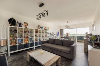 <p><span>Ben je op zoek naar een instapklaar appartement met een prachtig uitzicht en alle modern comfort? Dit mooi vernieuwde appartement op de 7e verdieping aan het Leiebos 29 in Merksem biedt je een zorgeloze thuis op een rustig privéterrein.</span></p><p><span>De highlights:</span></p><ul><li><span>2 volwaardige slaapkamers.</span></li><li><span>Dubbel buitenplezier: 2 terrassen, zowel aan de voor- als de achterzijde van het appartement.</span></li><li><span>Vernieuwde keuken en badkamer (voorzien van douche en wastafel).</span></li><li><span>Volledig instapklaar en modern afgewerkt.</span></li><li><span>Comfort: Praktisch apart toilet en een private kelderberging.</span></li><li><span>Inclusief eigen autostaanplaats.</span></li></ul><p><span>Indeling en afwerking: Je komt binnen via de inkomhal met apart toilet. De lichtrijke leefruimte geniet van een mooi uitzicht vanaf de 7e verdieping en sluit naadloos aan op de vernieuwde, functioneel ingerichte keuken. Vanuit het appartement heb je toegang tot de twee terrassen, waardoor je zowel vooraan als achteraan heerlijk van de buitenlucht kunt genieten. Verder bevinden zich hier de twee comfortabele slaapkamers en de vernieuwde badkamer. Dankzij de private kelderberging en de inbegrepen autostaanplaats geniet je van alle praktische comfort.</span></p><p><span>Over de buurt: Het Leiebos is gelegen op een rustig en groen privéterrein in Merksem. Je woont hier in een rustige omgeving, maar bent toch op een steenworp van winkels, scholen en het openbaar vervoer. Bovendien ben je met de wagen binnen enkele minuten op de Antwerpse Ring en belangrijke invalswegen.</span></p><p><span>Interesse in een bezoek? Neem vandaag nog contact met ons op via 03/646.66.55 of lynn@sinjoor.be</span></p>