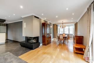 Deze ruime landelijk gelegen woning, met een woonoppervlakte van circa 287 m² en gelegen op een perceel van 3969 m², is voorzien van alle moderne comfort. Uitzicht op de groene omgeving van Riemst, wat rust uitstraalt.<br />De woning beschikt over een open keuken met leefruimte, 3 slaapkamers en 3 badkamers, een bureauruimte en een lichtrijke veranda. Het gelijkvloers is uitgerust met vloerverwarming en in de veranda is er een airco voorzien. Het dak werd circa 2014 gerenoveerd. De tuin en achterliggende weide zijn volledig voorzien van een omheining.<br /><br />De woning ligt in een rustige en groene omgeving, ideaal voor natuurliefhebbers en gezinnen die op zoek zijn naar een rustige woonplek. Riemst biedt een prachtige omgeving met de nabijheid van de Hoge Kempen, een schitterend natuurgebied dat uitnodigt tot wandelen en fietsen. Ook de pittoreske grotten van Kanne liggen in de buurt, perfect voor een dagje uit. De locatie is zeer goed bereikbaar, met Maastricht, Hasselt en Genk op korte afstand, wat het aantrekkelijk maakt voor wie in de stad werkt, maar de rust van het platteland zoekt.<br /><br />Bezichtig deze woning ook digitaal en 'loop' zelf door de woning. Kijk daarvoor op onze website of via: <br />my.matterport.com/show/?m=dbL4ocEPHbh<br /><br />INDELING<br /><br />Gelijkvloers:<br /><br />- Ruime inkomhal met mooie houten trap, biedt toegang tot de leefruimte of de bureauruimte en heeft een apart gastentoilet met fontein;<br />- Lichtrijke living en eetkamer met meerlagig eiken parket, zorgt voor een warme en gezellige sfeer;<br />- Keuken met natuurstenen werkblad, inductiekookplaat (4 pits), combi-oven, Miele afwasmachine en Novy dampkap; keukenkasten met soft-close systeem, extra boiler voor sneller warm water.<br />- Aluminium veranda met airco die zowel kan verwarmen als koelen, voor een comfortabel gebruik het hele jaar door;<br />- Badkamer op het gelijkvloers met douche, toilet, lavabo en ventilatie, maakt gebruik van een doorstromer voor snel warm water;<br />- Extra ruimte naast de bureau met inbouwkasten, biedt mogelijkheden als dressing of opbergruimte en heeft aansluitingen voor een wasmachine;<br />- Bureauruimte van circa 14m² met grote raampartijen, zorgt voor veel natuurlijk licht en een aangename werkomgeving.<br /><br /><br />1e verdieping: <br /><br />- Slaapkamer aan de zijde van de oprit, circa 28m², met vloerconvectoren en technische ruimte voor de gasgestookte cv-installatie (Vaillant TurboTECplus VU BE242/3-5H) met buffervat (Vaillant VIH R120/5);<br />- Slaapkamer van circa 11m² aan de achterzijde, uitgerust met een kastenwand voor optimaal gebruik van de ruimte;<br />- Slaapkamer van circa 25m² met uitzicht op zowel de voor- als achtertuin, beschikt over ensuite badkamer met toilet, bidet, ligbad, dubbele wastafel met natuurstenen blad en spiegelkastjes voor extra opbergruimte;<br />- Badkamer met uitzicht op de achtertuin, uitgerust met douche, toilet en enkel wastafelmeubel;<br />- Vloeren op de bovenverdieping in eikenhout, met uitzondering van de badkamers.<br /><br />Kelder:<br /><br />- Aparte ruimte in de kelder, toegankelijk via een deur, ideaal als wijnkelder;<br />- De betegelde kelder biedt ook extra opbergruimte.<br /><br />Tuin:<br /><br />- Grote garage van circa 55m² voor 2 auto's, uitgerust met alarm, opslagzolder, elektrische sectionale poort en afgietbak;<br />- In de tuin bevinden zich twee regenwaterputten van respectievelijk 5.000 liter en 10.000 liter, aangesloten op alle toiletten;<br />- Zuidwest georiënteerde tuin is volledig omheind, ideaal voor zon gedurende de dag en de avond;<br />- De kasseien zijn ingevuld met polymeervoegsel, wat onderhoud vergemakkelijkt en onkruidgroei voorkomt;<br />- Mooi betegeld terras langs een aangelegde siervijver;<br />- Tuinhuis met verlichting, stopcontacten en buitenkraan;<br />- Dierenliefhebbers? Het achterliggende perceel kan dienen voor zowel als kleine als grote dieren.<br /><br /><br />Energieprestatie<br />Certificaat beschikbaar: Ja<br />EPC certificaatnummer: 20240523-000325578-RES-1<br />Berekende energiescore : (kWh/m²):  253 kWh/m²<br />Het certificaat is geldig tot en met: 23-05-2034<br />Electrische installatie: Ja - conform<br /><br /><br />Informatie stedenbouwkundige voorschriften:<br />Stedenbouwkundige vergunning: Regularisatie in aanvraag<br />Meest recente bestemming: woongebieden met landelijk karakter - agrarische gebieden<br />Dagvaarding uitgebracht: Neen<br />VOORKOOPRECHT OP DIT GOED: Neen<br />VERKAVELINGSVERGUNNING: Regularisatie in aanvraag<br />WATERGEVOELIG OPENRUIMTEGEBIED: Neen<br /><br />Overstromingsgevoelige gebieden: <br />Perceelscore of P-score : A<br />Gebouwenscore of G-score: A<br />Ligging in Signaalgebied: neen<br />Ligging in afgebakende oeverzone of afgebakend overstromingsgebied: neen<br /><br />A:geen overstroming gemodelleerd B: kleine kans op overstromingen onder klimaatverandering C: kleine kans op overstromingen D: middelgrote kans op overstromingen<br /><br />Beschermd erfgoed<br />GEINVENTARISEERD ERFGOED: Neen<br />BESCHERMD ONROEREND ERFGOED: Neen