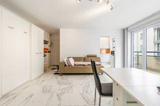 <p>Gerenoveerde studio in het centrum van Nieuwpoort, op wandelafstand van het strand.</p>

<p> </p>

<p>Dit gezellig appartement combineert een centrale ligging met het comfort van een recente renovatie. Gelegen in een toeristische zone en vlak bij openbaar vervoer, geniet je hier van een vlotte bereikbaarheid en alle voorzieningen binnen handbereik. Het strand en de zee bevinden zich op korte wandelafstand, ideaal voor wie graag geniet van de kust en het bruisende leven in Nieuwpoort. Dankzij de praktische indeling is dit appartement perfect als tweede verblijf, investering of compacte woonst aan zee.</p>

<p> </p>

<p>Belangrijkste ruimtes:<br />• Lichtrijke living met aangename leefruimte<br />• Functionele keuken met praktische indeling<br />• Slaaphoek geïntegreerd in de leefruimte<br />• Badkamer met basiscomfort<br />• Apart toilet<br /> </p>

<p> </p>

<p>Troeven:<br />• Gerenoveerd<br />• Centraal gelegen in Nieuwpoort<br />• Zeer dicht bij het strand en de zee</p>

<p> </p>

<p>Neem vandaag nog contact op met je ERA-makelaar voor een bezoek.</p>

<p> </p>

<p>JOUW DROOMAPPARTEMENT. ZO GEVONDEN!</p>