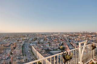 <p><span>Appartement très lumineux</span><span>sur le toit</span><span> avec terrasse spacieuse et </span><span>sous-sol</span><span> à vendre à Rooiboslaan 97 à </span><span>Wilrijk</span><span> </span></p><p><span> </span></p><p><span> </span></p><p><span>Cet </span><span>appartement</span><span>d'une chambre à coucher</span><span> avec </span><span>terrasse</span><span> est situé au 19ème étage et offre une belle et large vue sur Wilrijk.</span></p><p><span> </span></p><p><span> </span></p><p><span>Aménagement</span></p><p><span>- espace de vie</span></p><p><span>- cuisine</span></p><p><span>- salle de bain </span></p><p><span>- toilettes</span></p><p><span>- chambre 1</span></p><p><span>- chambre 2</span></p><p><span>- terrasse </span></p><p><span>- hall d'entrée avec armoire </span></p><p><span>- sous-sol</span></p><p><span>- garage</span></p><p><span> </span></p><p><span>Bâtiment général</span></p><p><span>- terrasse avec belle vue dégagée</span></p><p><span>- étage de toit (19ème) accessible par des escaliers</span></p><p><span>- EPC avec indice 95 kWh/m² an - label A</span></p><p><span>- Certificat d'absence d'amiante </span></p><p><span>- fenêtres à double vitrage dans un cadre en PVC</span></p><p><span>- disponible par acte notarié</span></p><p><span>- garage</span></p><p><span> </span></p><p><span>Vous êtes intéressé par cet appartement à vendre à Wilrijk, vous cherchez d'autres biens immobiliers ou vous voulez connaître la valeur de votre bien ? Dans ce cas, BOLT immo est l'agence qu'il vous faut ! Nous nous ferons un plaisir de vous aider.</span></p><p><span> </span></p>