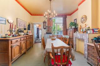 <p><strong>Charmante gesloten woning in Evere, centraal gelegen nabij het centrum en openbaar vervoer.</strong><br /><br />Deze ruime woning uit 1935 biedt heel wat mogelijkheden voor wie op zoek is naar een huis met karakter en renovatiepotentieel. De centrale ligging in Evere zorgt voor een vlotte bereikbaarheid en een directe aansluiting op winkels, scholen en openbaar vervoer. Een van de absolute troeven is de aangename stadstuin, een zeldzame meerwaarde voor wie graag buiten geniet in een stedelijke omgeving. Met vijf slaapkamers en een ruime zolder beschikt deze woning over een bijzonder praktische indeling voor grote gezinnen of wie extra ruimte zoekt. Dankzij de renovatiemogelijkheden kan je deze woning volledig naar eigen smaak en wooncomfort inrichten.<br /><br /><strong><u>Belangrijke ruimtes:</u></strong><br />• Inkomhal met toegang tot de leefruimtes<br />• Woonkamer (17 m²) met veel potentieel<br />• Keuken (11,1 m²) met aansluitende bijkeuken<br />• Berging voor extra opslagruimte<br />• Badkamer (11,1 m²)<br />• 5 ruime slaapkamers (11,1 m² tot 18 m²)<br />• Twee dressings van 8,4 m² en 7 m²<br />• Ruime zolder (30 m²) met bijkomende mogelijkheden<br />• Tuin van 90 m²<br /><br /><strong><u>Troeven: </u></strong><br />• Centrale ligging nabij centrum en openbaar vervoer<br />• Ruime te renoveren woning met veel potentieel<br />• Aangename stadstuin<br /><br />Meer informatie of een bezoek met Margaux Mulkers? Contacteer ons via +3223351115<br />JOUW DROOMHUIS. ZO GEVONDEN!</p>
