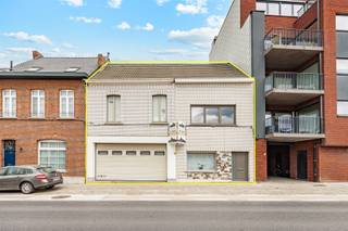 Deze ruime te renoveren woning biedt verschillende mogelijkheden. Dankzij de indeling en perceelbreedte is ze ideaal om:  * te splitsen in twee...