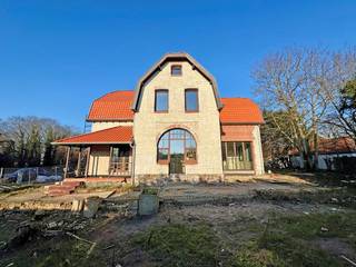 Uitstekend gelegen villa, op enkele minuten wandelen van het strand (300m v/d KYC)  en op 280m van het centrum van Sint-Idesbald.  De woning werd...