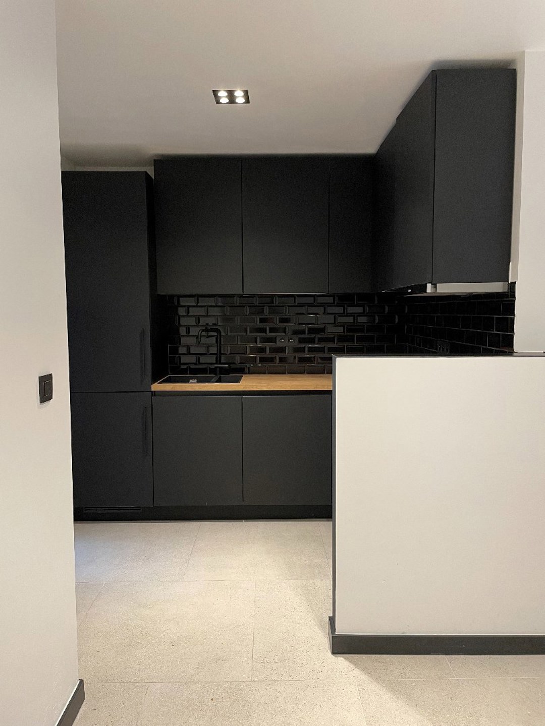 Gerenoveerd twee-slaapkamerappartement met terras nabij centrum Gent - foto 1