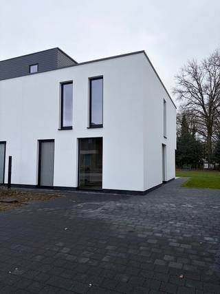 In het centrum van Koersel vinden we deze nieuwbouwwoning met een mooi tuintje terug.Op het gelijkvloers is er een inkomhal met ingebouwde kasten,...